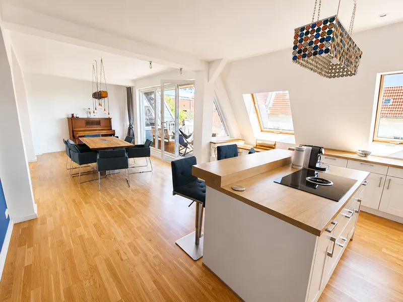 Helle 4,5-Zimmer-Dachgeschosswohnung mit großer Terrasse, Klimaanlage & hochwertiger Möblierung — photo 1